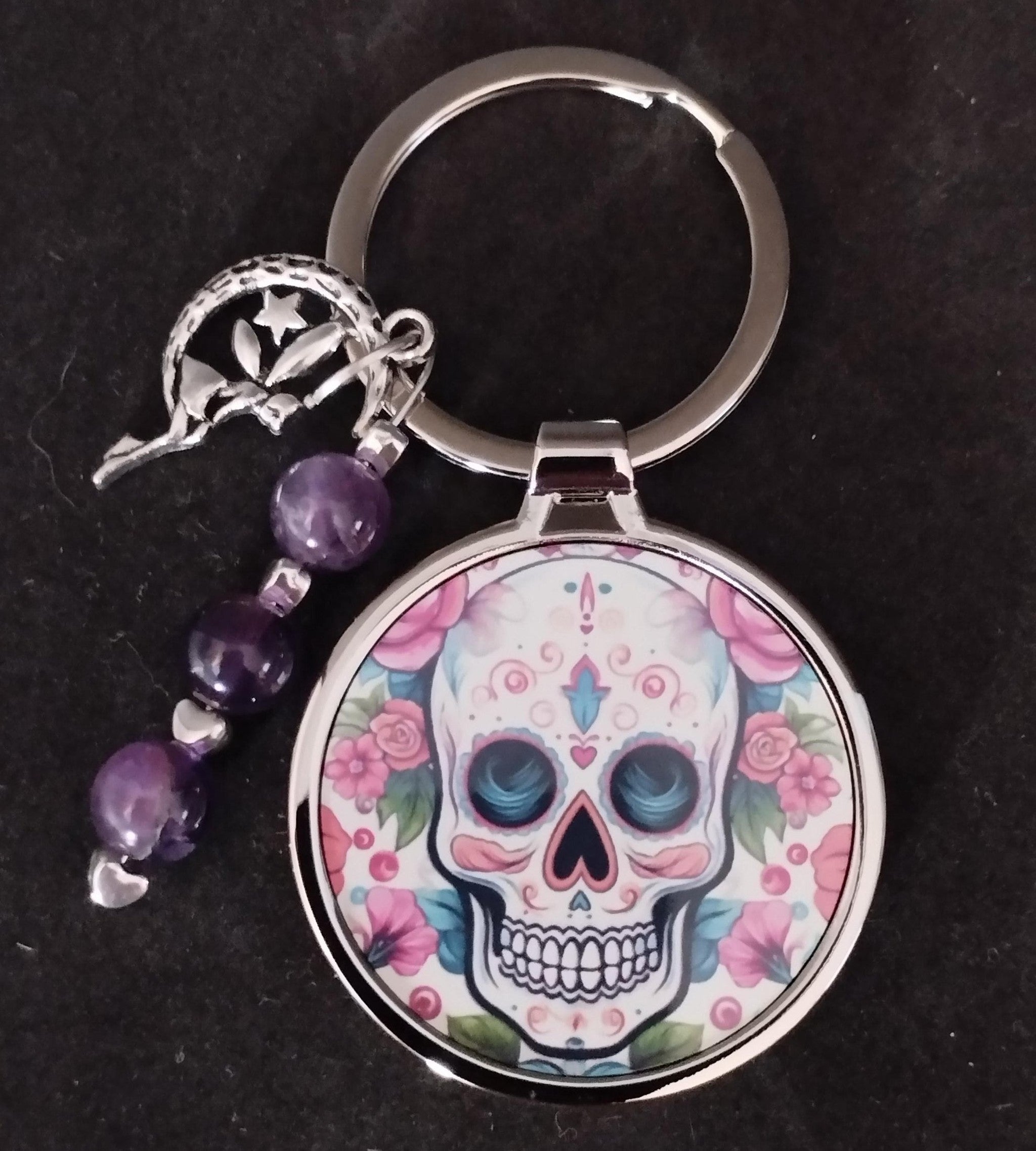Skull keyring with amethyst crystals and a charm