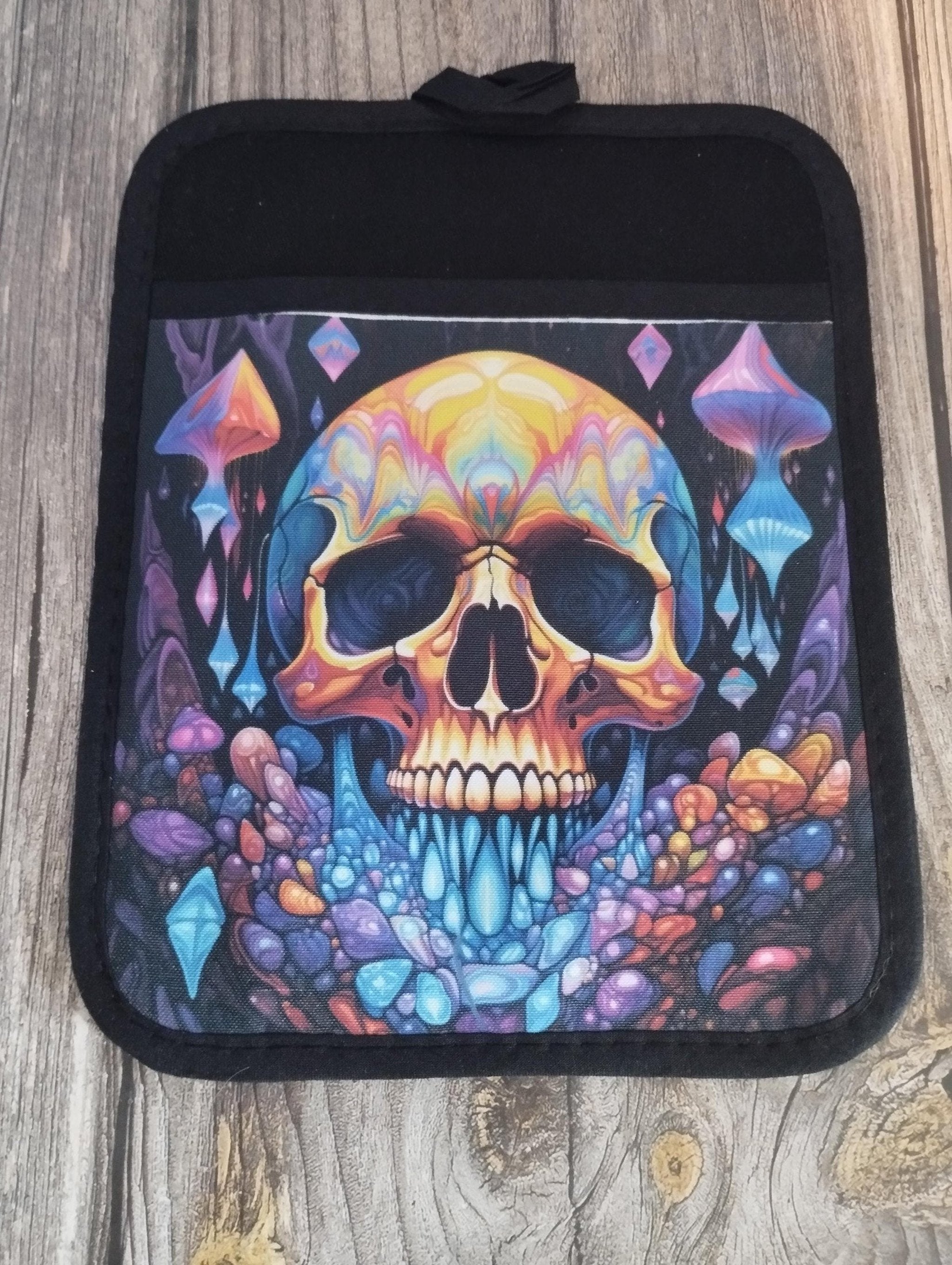 Skull Pot Holder: Gothic Kitchenware for Horror Fans